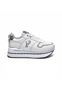 Sneaker bianco con pannelli perforati, accenti metallici, suola spessa e hardware decorativo sul tallone. Presenta il branding lungo la suola.