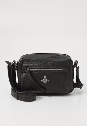 Bolso cruzado de cuero negro con superficie texturizada, herrajes plateados, cierre superior con cremallera y correa ajustable. Presenta un logo en la parte frontal.
