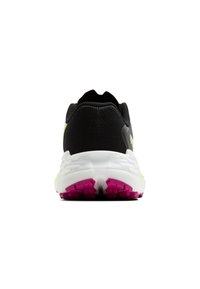 Scarpa da atletica nera con tomaia texture, caratterizzata da una intersuola bianca e una suola esterna rosa brillante. Accenti di verde neon sui lati.