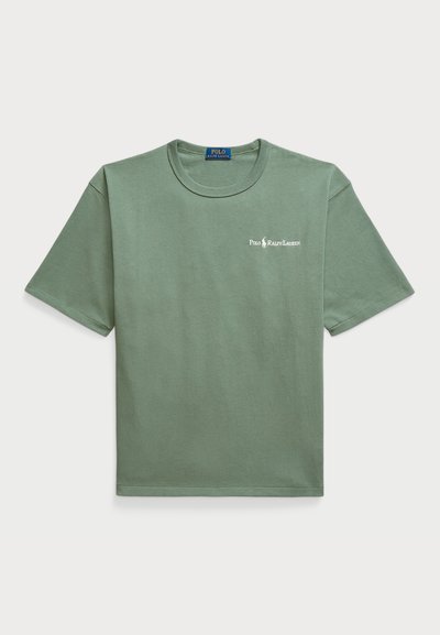 T-shirt verde de algodão com decote redondo, mangas curtas e um pequeno logotipo branco com "Polo Ralph Lauren" no lado esquerdo do peito.