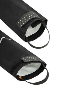 Schwarze, wasserdichte Aufbewahrungshülle mit glattem Innenraum, grauem gepunktetem Deckel, Klettverschluss und einem seitlichen Handgriff für einfaches Tragen.