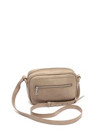 Borsa a tracolla in pelle beige con forma rettangolare, tracolla regolabile, tasca frontale con zip e superficie liscia.