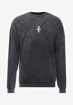 Sweat-shirt gris foncé avec une finition légèrement texturée. Il présente un col rond, des manches longues et un symbole ankh blanc sur la poitrine.