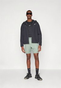 Nike Performance TOTALITY - Pantalón corto de deporte - clay green/black