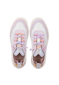 Białe i pastelowofioletowe sneakersy z akcentami z teksturowanej zamszowej skóry, pastelowymi sznurówkami oraz teksturowaną gumową podeszwą. Błyszczące detale na języku.