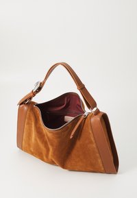 Smeđi suede i kožni ručni torbica s zatvaranjem na zatvarač, s bordo unutarnjim oblogom i odvojivim remenom. Elegantan, moderni dizajn.