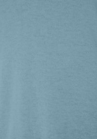 Lichtblauwe gebreide stof met een zachte textuur, gekenmerkt door een gladde afwerking en een minimaal patroon, goed geschikt voor casual wear.