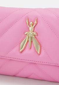 Borsa in pelle trapuntata rosa con chiusura a forma di insetto in oro e accenti di gemme; texture liscia con dettagli di cuciture diagonali.
