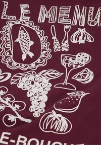 Bordeauxfarbener Stoff mit weißen Illustrationen von Nahrungsmitteln, darunter Fische, Trauben, Cocktails und Gemüse; verspieltes Design mit unterschiedlichen Texturen.