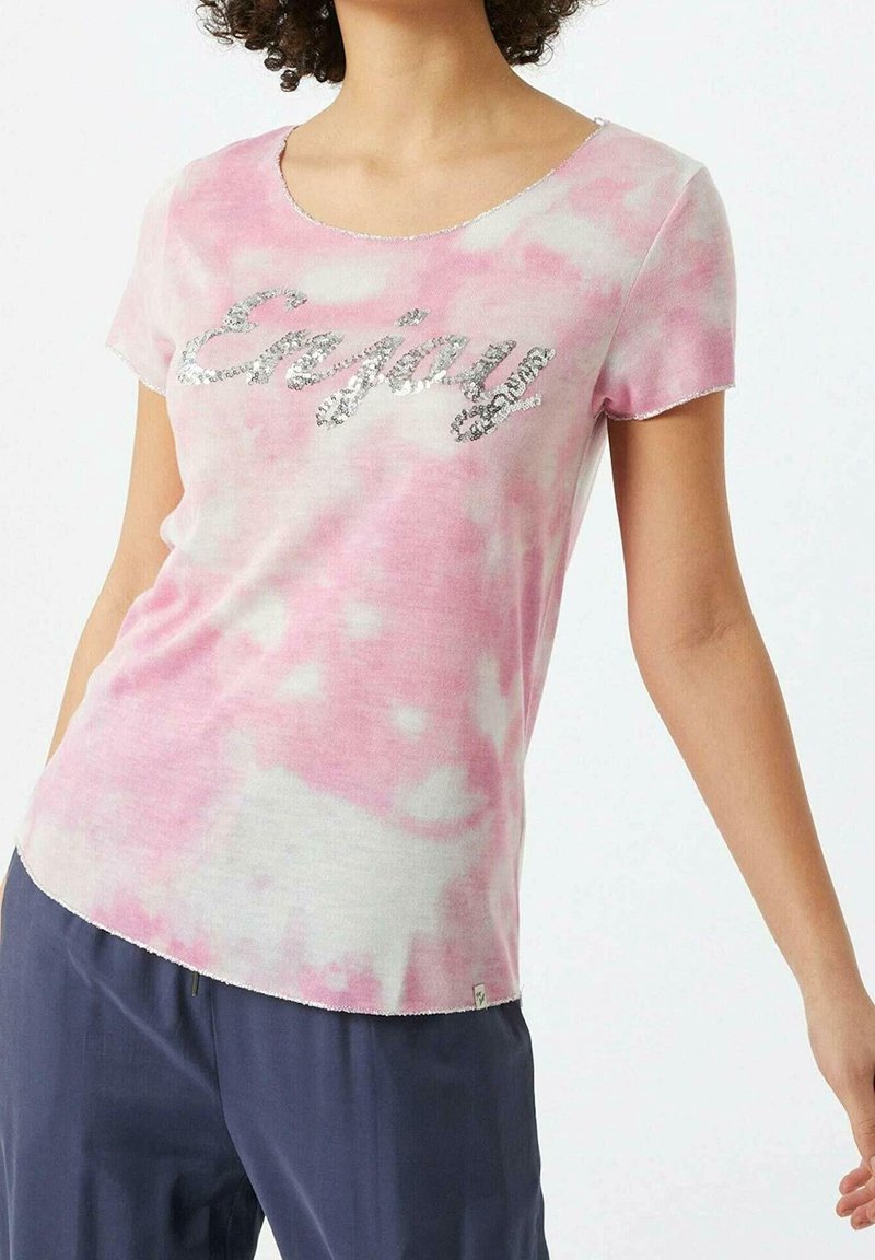 Rosa tie-dye t-shirt med silverfärgade paljetter som bildar texten "Enjoy". Korta ärmar, rundad halsringning, mjukt tyg och detalj med ojämn fåll.