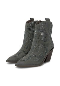 Botas de tobillo de ante gris con punta afilada, adornadas con tachuelas plateadas y un diseño western. Cuentan con un tacón apilado y pestañas para tirarlas.
