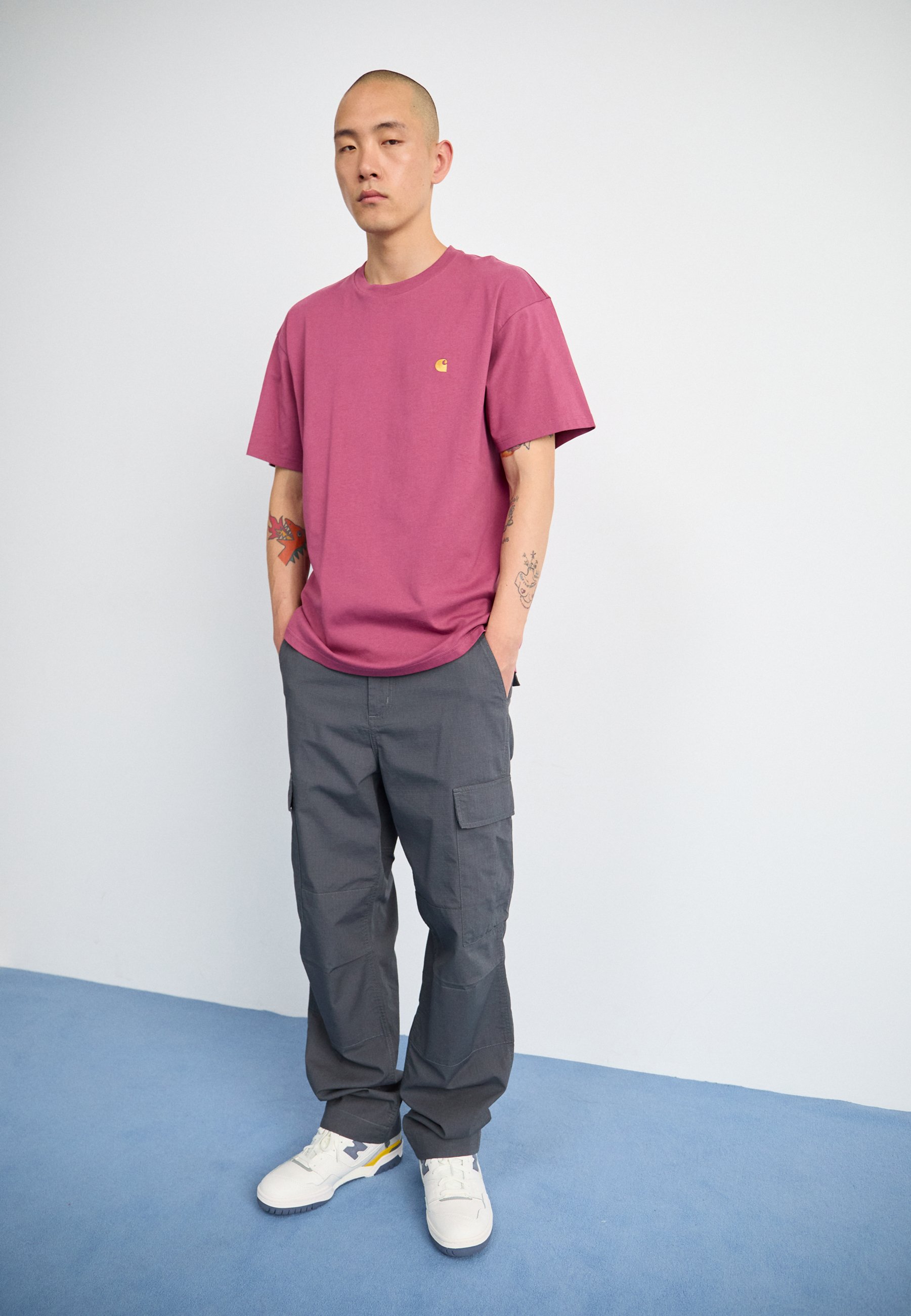 Carhartt WIP CHASE - Basic T-shirt - dusty fuchsia/gold
