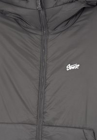 Veste grise zippée en tissu léger et texturé, dotée d'une capuche et d'un petit logo blanc sur la poitrine gauche.