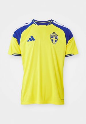 Gelbes Sporttrikot mit blauen Akzenten. Verfügt über das schwedische Nationalwappen und drei Streifen an den Ärmeln. Hergestellt aus glattem, atmungsaktivem Stoff.