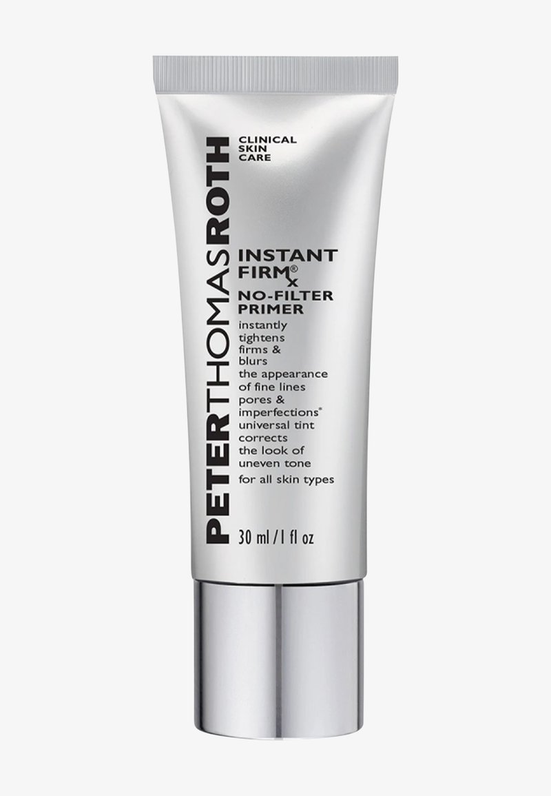 Tubetto argentato con dispenser a pompa, etichettato "Peter Thomas Roth Instant Firm X No-Filter Primer", 30 ml, progettato per tutti i tipi di pelle.