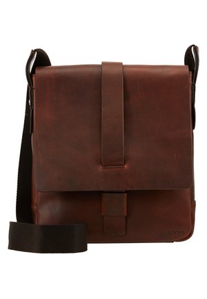 Borsa a tracolla in pelle marrone con chiusura a pattina, tracolla nera regolabile, logo impresso e texture liscia. Forma rettangolare compatta.