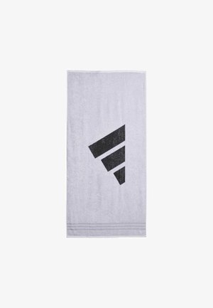 Toalla rectangular gris claro con tres rayas diagonales negras dispuestas en tamaño decreciente y un borde texturizado en la parte inferior.