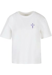 Balta medvilninė marškinėliai trumpomis rankovėmis, apvaliu iškirpimu, su mažu purpuriniu kryžiaus emblema kairėje krūtinės pusėje.