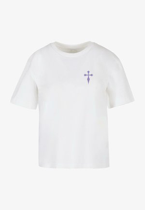 Balts kokvilnas T-krekls ar īsām piedurknēm, apaļu kaklu, ar mazu purpura krāsas krusta emblēmu kreisajā krūšu daļā.