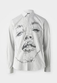 Gestreiftes Langarmshirt mit einer monochromen Gesichtsillustration auf der Vorderseite. Der Stoff ist glatt, mit einem klassischen Kragen und Knopfdetails.