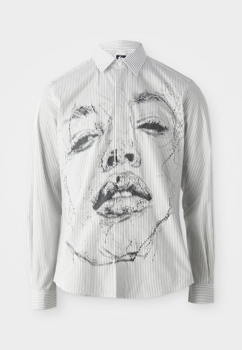 Gestreiftes Langarmshirt mit einer monochromen Gesichtsillustration auf der Vorderseite. Der Stoff ist glatt, mit einem klassischen Kragen und Knopfdetails.