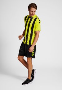 Hummel CORE XK  - T-shirts print - lime popsicle black