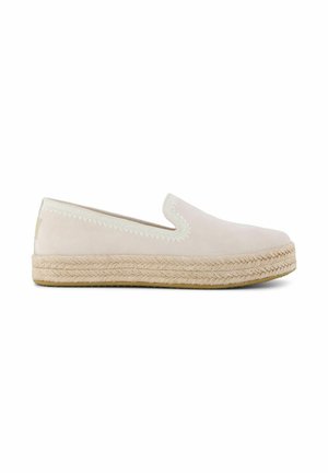 Beige Espadrille zum Hineinschlüpfen mit angenähter Umrandung und geflochtenem Juteboden auf weißem Hintergrund.