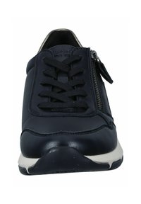 Baskets en cuir bleu marine avec lacets noirs, fermeture éclair sur le côté et semelle blanche contrastante. Texture lisse avec des accents de couture subtils.