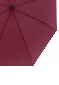 Bourgondische paraplu met een gladde textuur, acht panelen en een zwarte centrale knop, met een gestructureerd ontwerp voor stabiliteit.