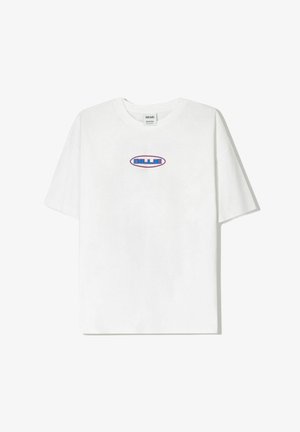 Fehér pamut póló környakú, rövid ujjú, elöl kék és lila színű "BILLIE" felirattal ellátott ovális grafikával.