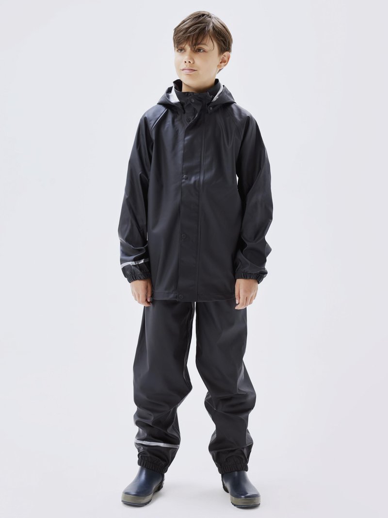 Zwarte waterdichte jas en broek met elastische manchetten, gemaakt van soepel materiaal. Bevat een capuchon en eenvoudige zilveren accenten.