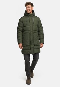Olijfgroen gewatteerde parka met een capuchon, voorzien van een rits en drukknoopsluiting, twee voorzakken en grijze accenten op de mouwen.