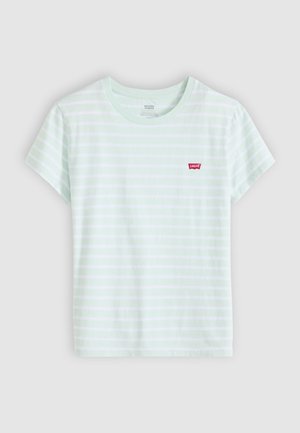 Tricou alb cu mâneci scurte, cu dungi orizontale verde deschis și un mic patch cu logo-ul Levi's roșu pe pieptul stâng.