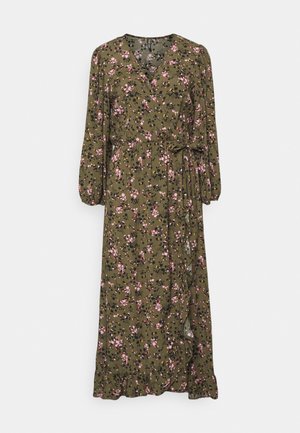 Vestido maxi em tecido verde-azeitona com padrões florais em rosa e preto. Apresenta mangas longas, decote em V, cinto na cintura e barra com babados.