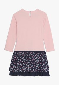 Langemouwen jurk met een roze bovenkant en een marineblauwe rok met bloemenpatroon, voorzien van een gerimpelde zoom en een sluiting met een sleutelgat aan de achterkant met een knoop.