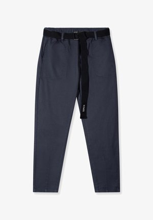 Granatowe spodnie z elastycznym paskiem w talii i regulowanym materiałowym paskiem; posiadają dwie boczne kieszenie i zwężane nogawki. Gładka tekstura.