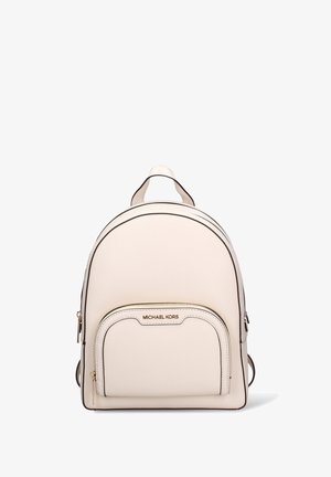 Witte leren rugzak met een korrelige textuur en een afgeronde vorm, voorzien van gouden hardware, een voorvak met ritssluiting en zwarte accenten. Bovenste draaggreep en verstelbare banden.