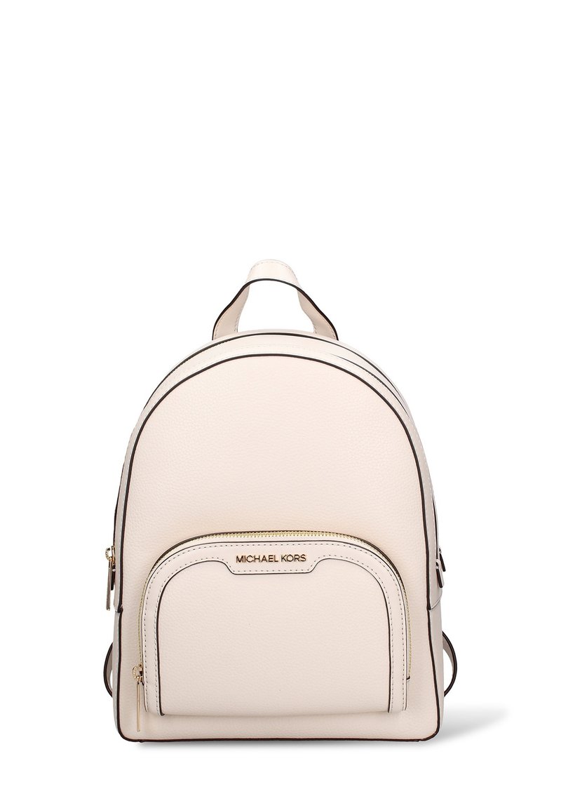 Zaino in pelle bianca granulata dalla forma arrotondata, con dettagli dorati, tasca frontale con cerniera e rifiniture nere. Manico superiore e spallacci regolabili.