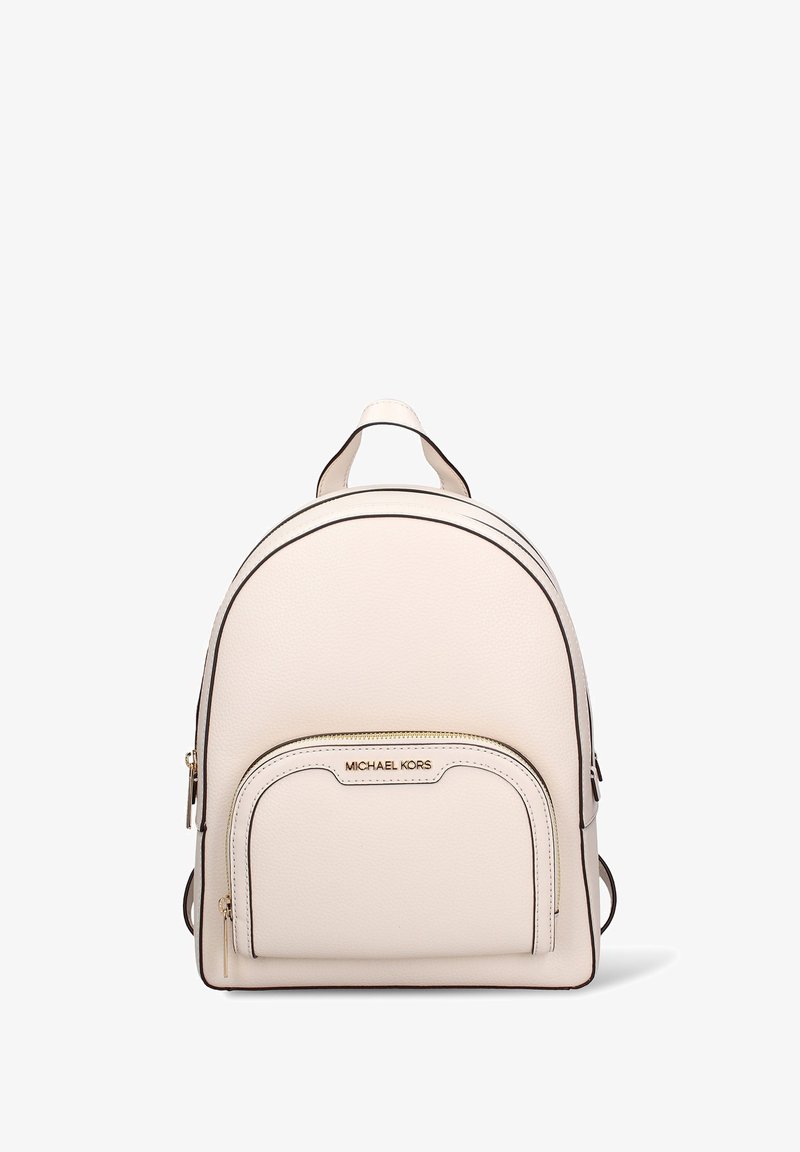 Zaino in pelle bianca granulata dalla forma arrotondata, con dettagli dorati, tasca frontale con cerniera e rifiniture nere. Manico superiore e spallacci regolabili.