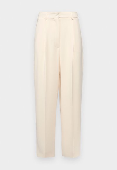 Pantalons beiges ajustés à coupe droite, avec des plis à l'avant, une texture lisse et une taille mi-haute. Pas de poches visibles.