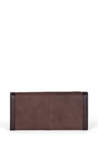 Portafoglio in pelle marrone con bordi cuciti di colore marrone scuro, mostrato chiuso su uno sfondo bianco.