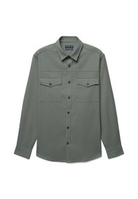Camicia verde a maniche lunghe realizzata in tessuto morbido, con chiusura a bottoni sul davanti, due tasche sul petto e colletto classico.