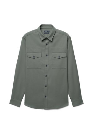 Camicia verde a maniche lunghe realizzata in tessuto morbido, con chiusura a bottoni sul davanti, due tasche sul petto e colletto classico.