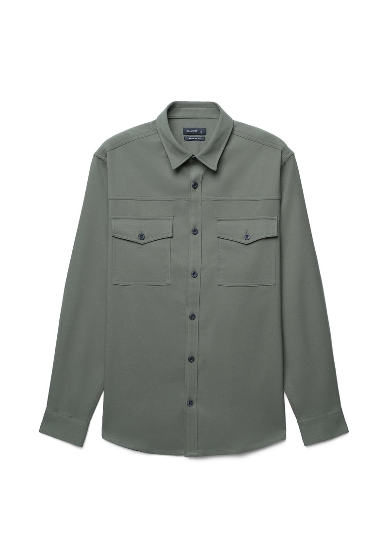 Camicia verde a maniche lunghe realizzata in tessuto morbido, con chiusura a bottoni sul davanti, due tasche sul petto e colletto classico.