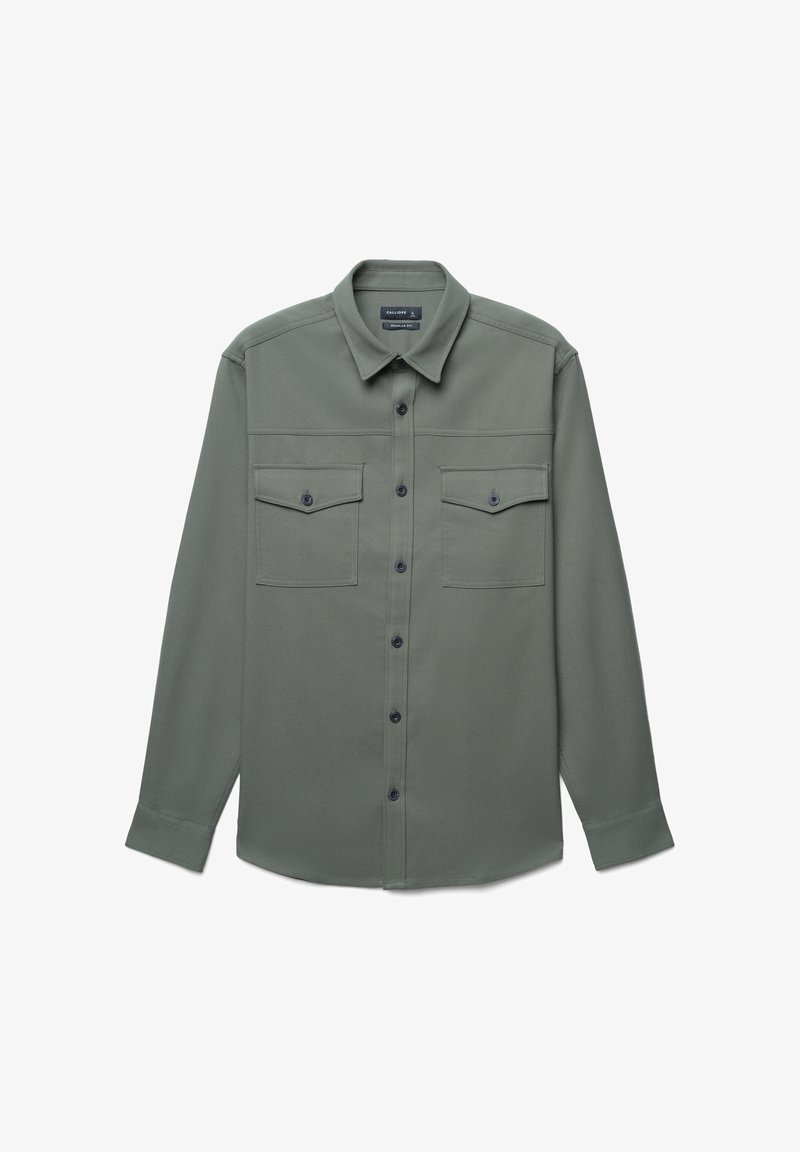 Camicia verde a maniche lunghe realizzata in tessuto morbido, con chiusura a bottoni sul davanti, due tasche sul petto e colletto classico.
