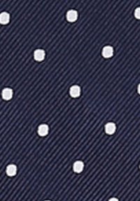 Tela azul marino con pequeños lunares blancos espaciados uniformemente y líneas diagonales texturizadas.