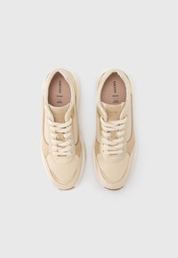 Bež sportske tenisice od kombinacije kože i brušene kože, s okruglim vrhom, ravnim vezicama, suptilnim šavovima i logotipom na ulošku.