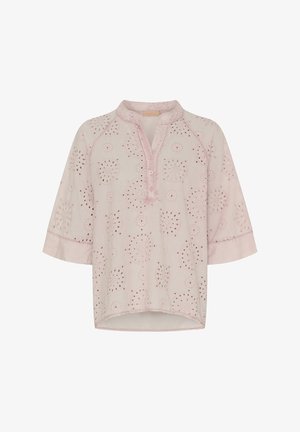 Lys pink skjorte med krave, korte ærmer og blomsterbroderimønstre overalt. Har en knaplukning og en let buet kant.