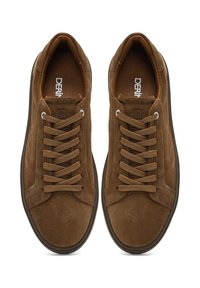 Sneaker in suede marrone con profilo basso, punta rotonda e lacci testurizzati. Presenta occhielli in metallo e una suola in gomma a contrasto.