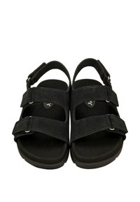 Sandali neri in suede con due cinturini regolabili, plantari imbottiti e una suola nera robusta. Presentano accenti in hardware di tonalità argentata.
